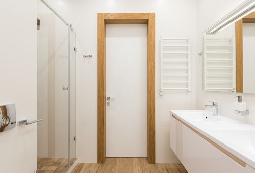 Jak dobrać drzwi do łazienki?