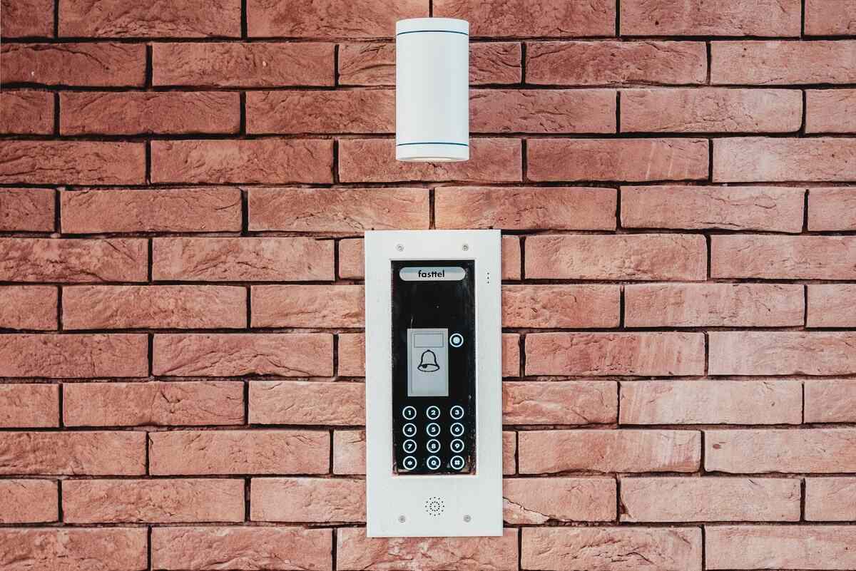 Zamek elektroniczny w drzwiach wejściowych - Wady i Zalety