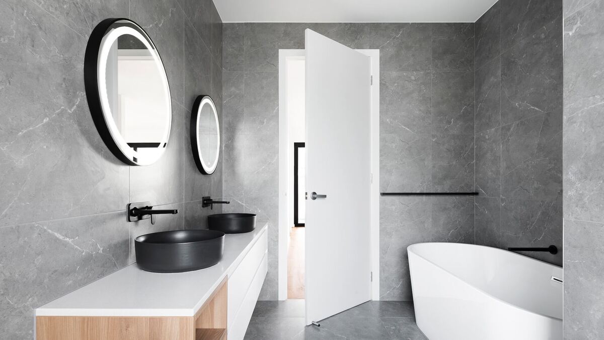 Łazienka w odcieniach czerni i bieli | Jak urządzić?