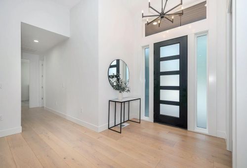 Drzwi z mlecznym szkłem - spos&oacute;b na jasne wnętrze