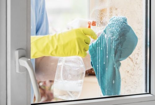 Mycie okien | Jak robić to dobrze i bez smug?