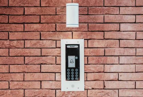 Zamek elektroniczny w drzwiach wejściowych - Wady i Zalety