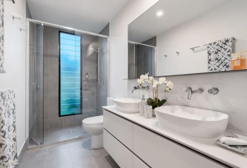 Łazienka z oknem. Jak wybrać okno łazienkowe?