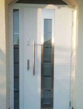 nowe-biale-drzwi-z-pianka-montazowa