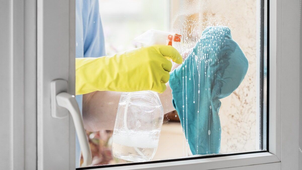 Mycie okien | Jak robić to dobrze i bez smug?
