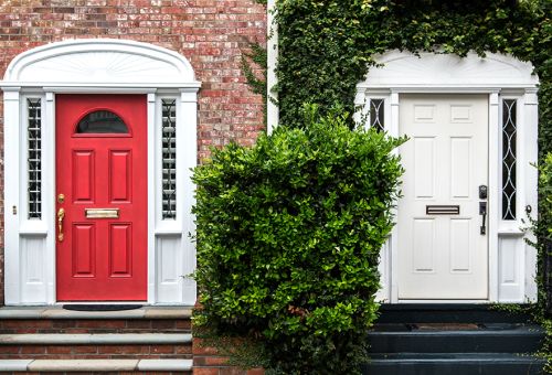 Dlaczego warto zdecydować się na białe drzwi wejściowe?