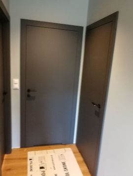 drzwi-na-korytarzu