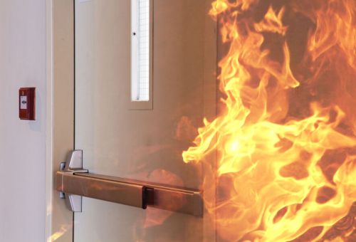 Czy warto zainwestować w drzwi przeciwpożarowe w domu?